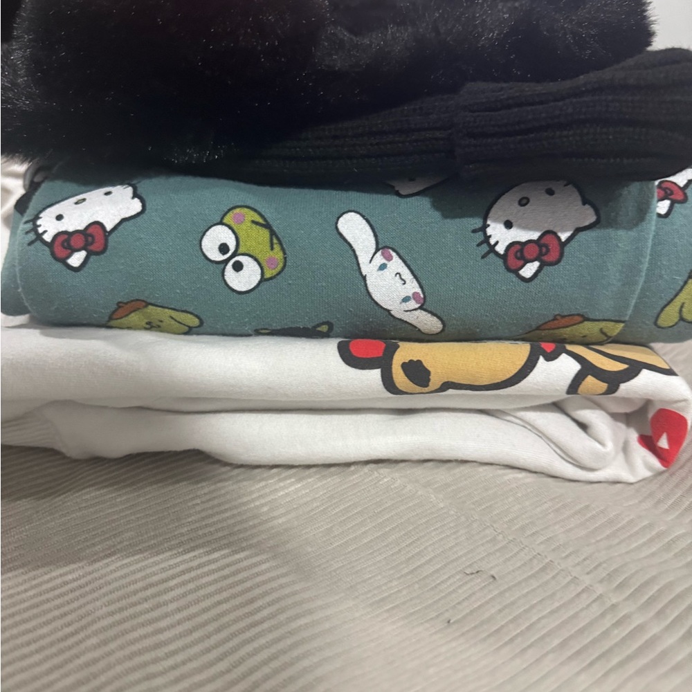 💕💕Hello kitty and winter bundle!!!🐱 ❄️ 🥶 - Picture 11 of 15